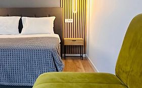Neva Apartments & Rooms
