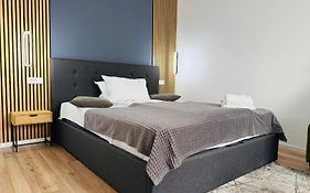 Neva Apartments & Rooms