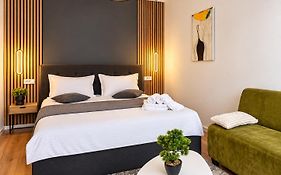 Neva Apartments & Rooms